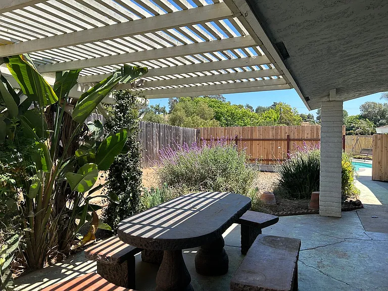 420 Osborne St — Photo 11
