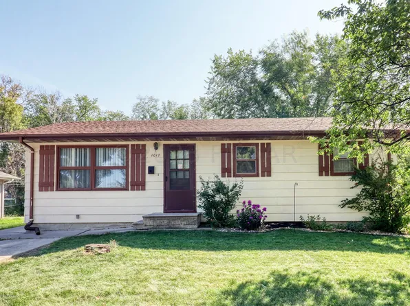 1017 28th St N, Fargo, ND 58102