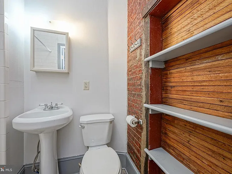 1525 Tasker St — Photo 9