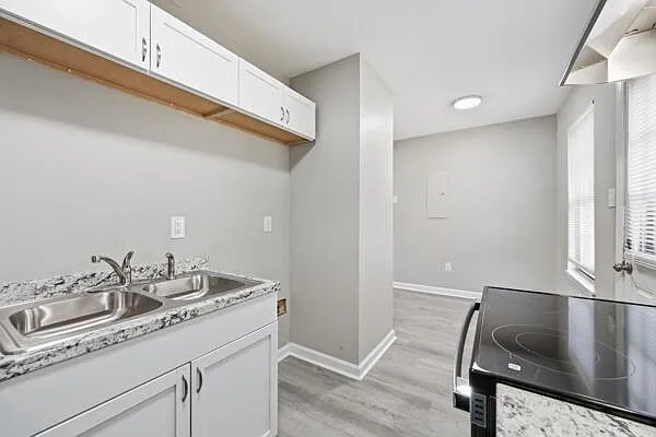 Building Photo - 305 Lake St #18