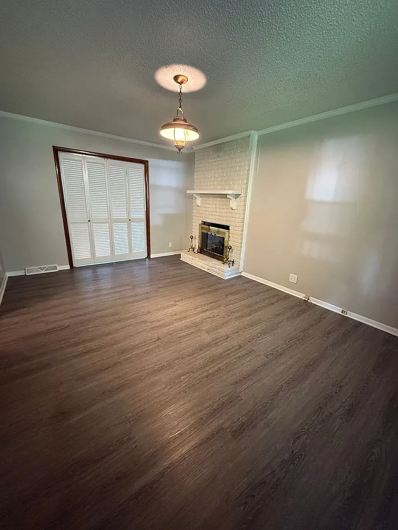 3BR Brick Home with Beautiful Hardwood Floors — Photo 4