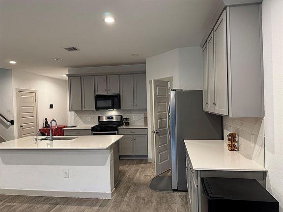 5th image of 1011 Emerald Castle Dr