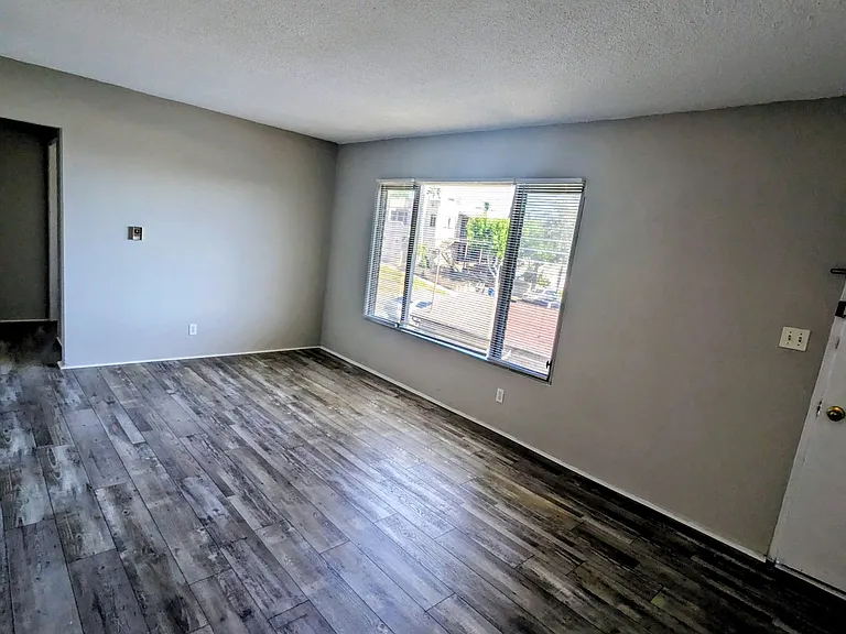 2237 Rose Ave — Photo 5