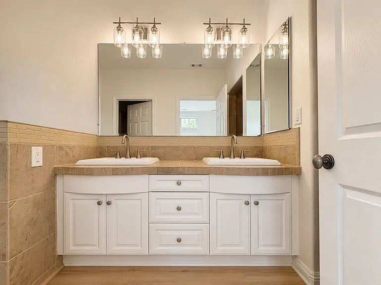 2545 Bungalow Pl — Photo 12