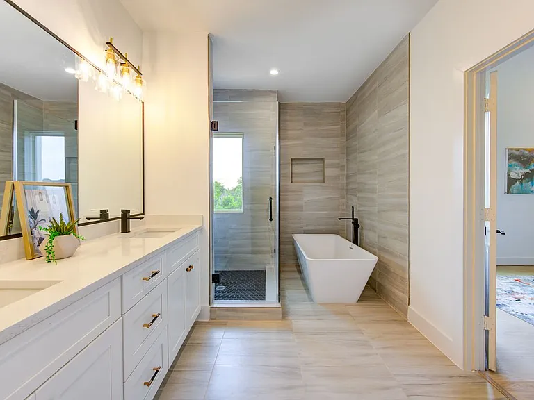 2310 Reinerman St — Photo 32