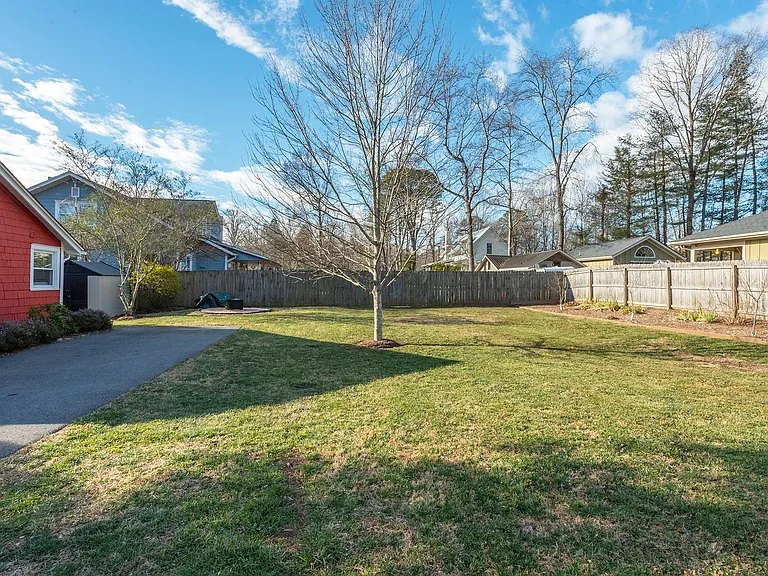 829 Montreat Rd — Photo 12