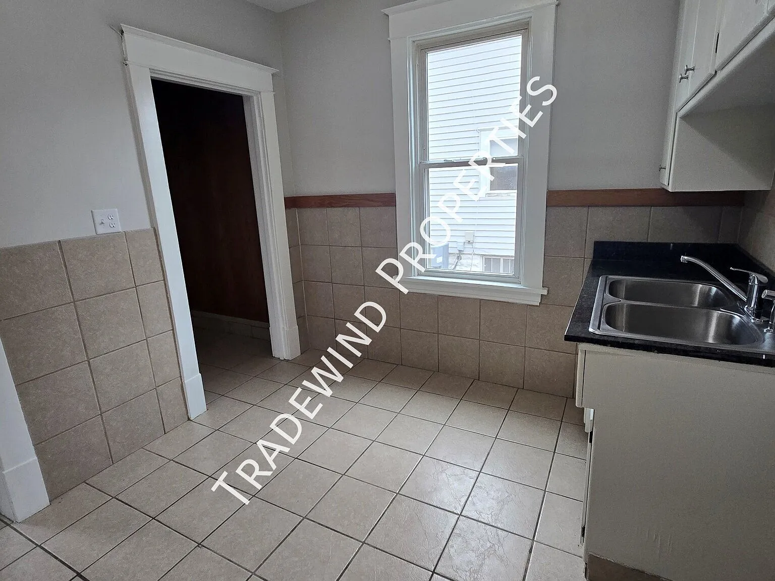 Charming 3 Bed, 1 Bath Home — Photo 2