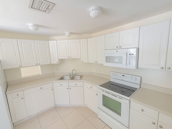3rd image of 818 SW 28th St #1