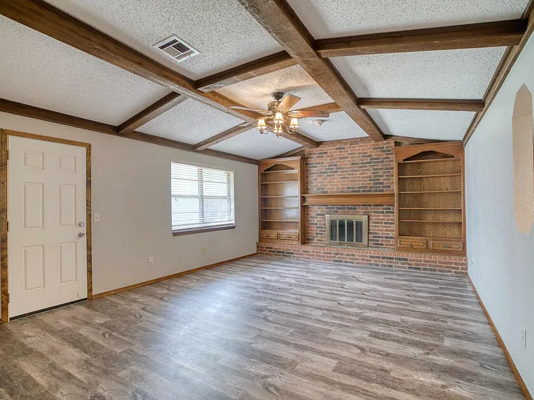 700 Wood Hollow Ln — Photo 2
