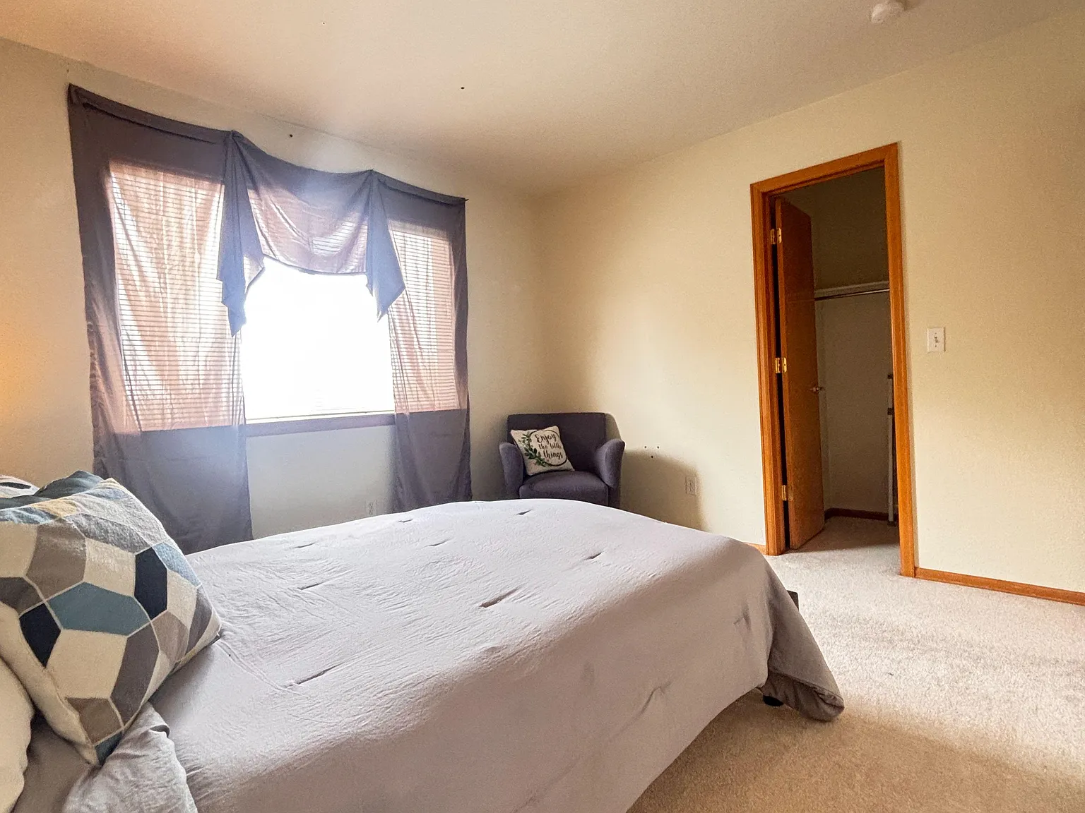 4 bed, 4.0 bath, 5470 sqft, $1,048 — Photo 2