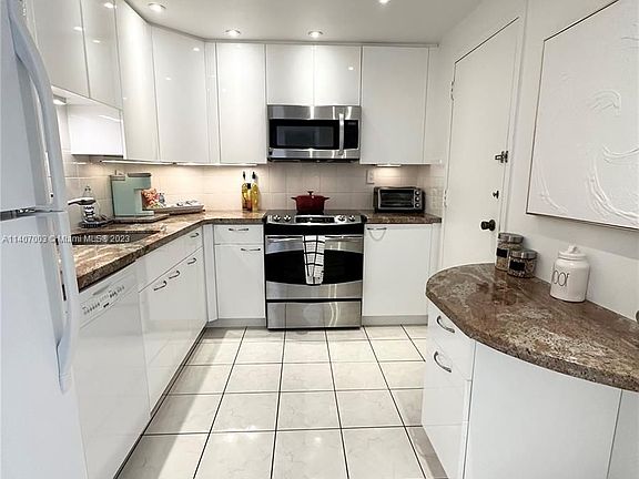 3rd image of 300 Bayview Dr APT 1014