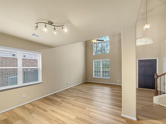 3rd image of 34 Hearthwick Rd