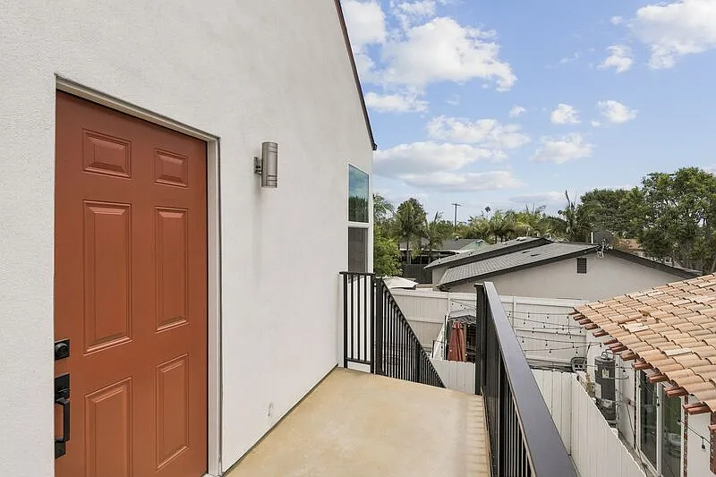 3 bed, 3.0 bath, 922 sqft, $3,600 — Photo 2