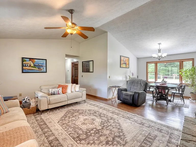 1085 Jones Creek Rd — Photo 12
