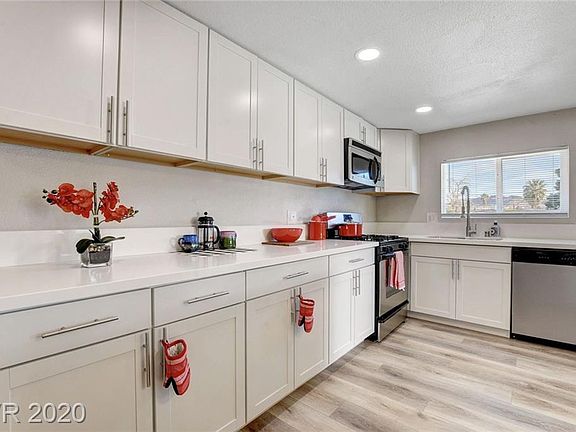 3rd image of 2275 Glenwood Ln