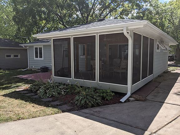 Large screened in porch.