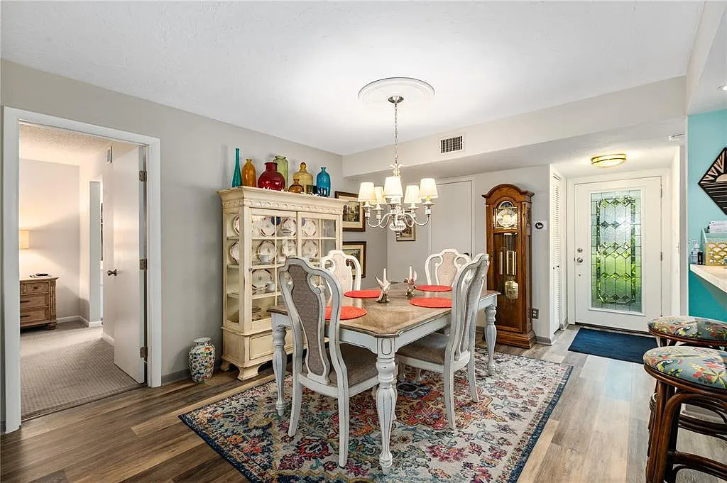 3 bed, 2.0 bath, 1370 sqft, $2,000 — Photo 3