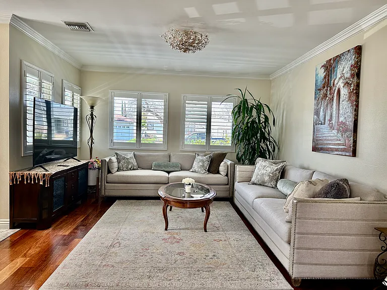 2048 N Screenland Dr — Photo 5