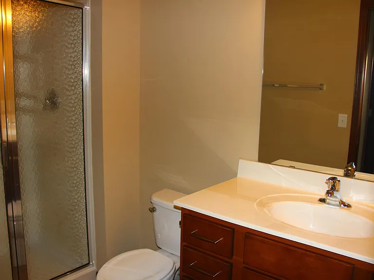 Upper level Full bath