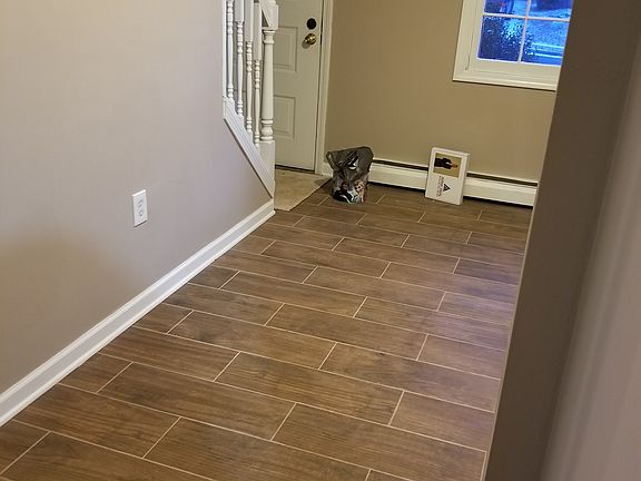 Foyer lead to 2 bedrooms
