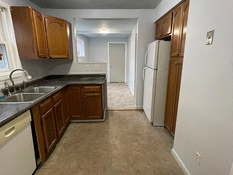 1126 Cutler St — Photo 4