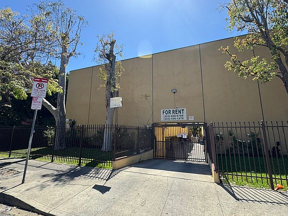 2nd image of 1127 N Beachwood Dr