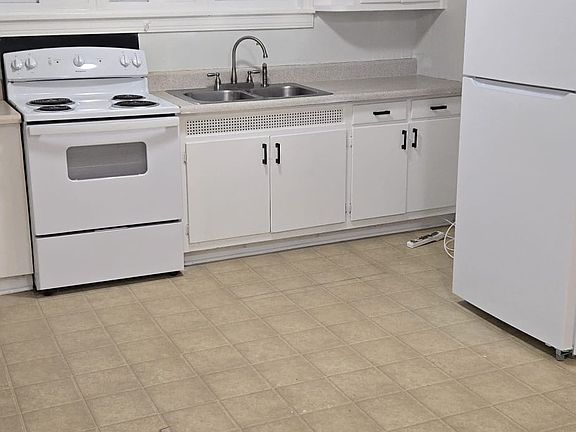 KITCHEN WHITE CABINETS & NEW WHITE APPLIANCES