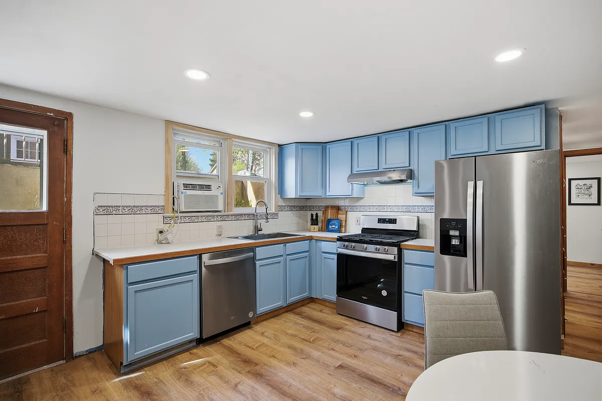 Building Photo - 813 W Myrtle St #B