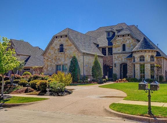 3rd image of 2312 Royal Oaks Dr