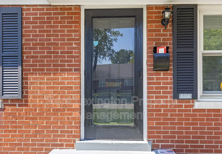 604 Hi Crest Dr — Photo 5