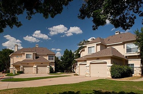 2nd image of 1909 NE Green Oaks Blvd