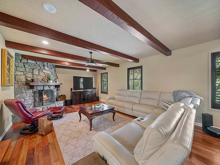 112 Leigh Cir — Photo 7
