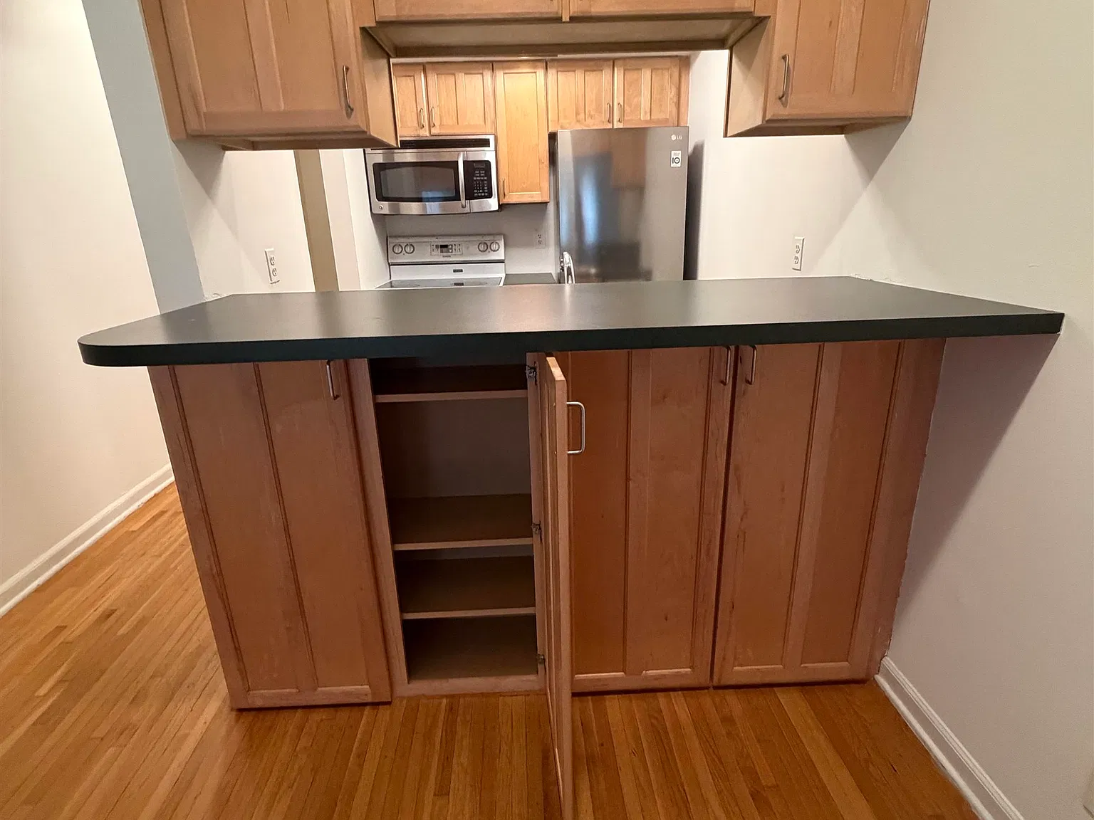 2 bed, 2.0 bath, 881 sqft, $3,900 — Photo 3