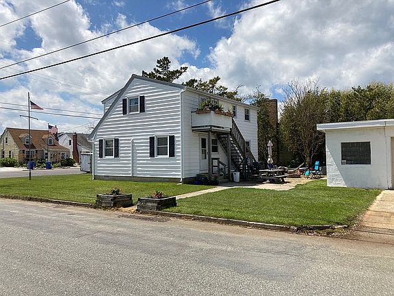 2nd image of 401 Amber St