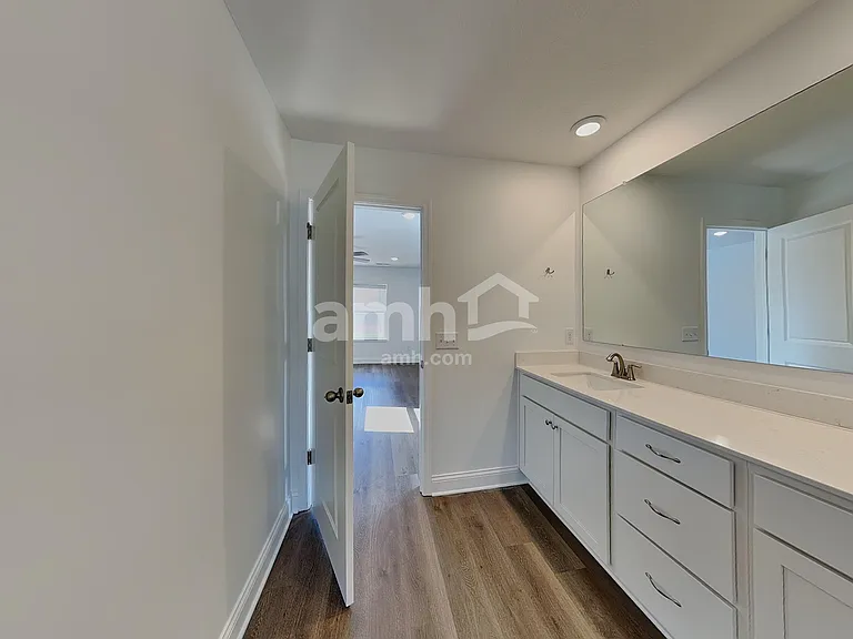 884 Heritage Blvd — Photo 12