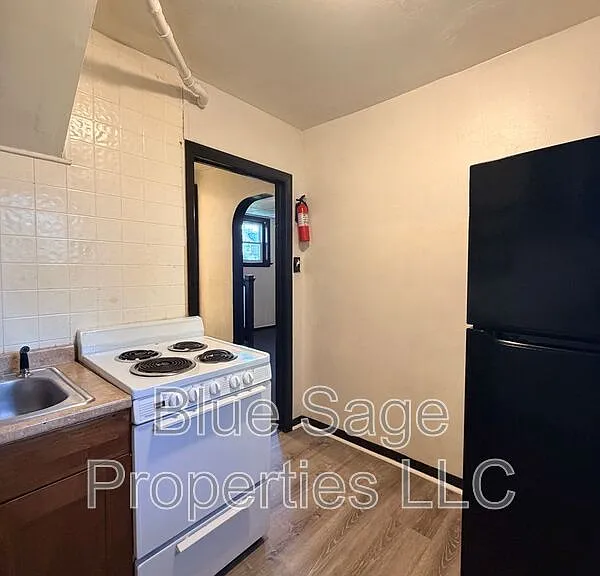 621 W 7th St #C — Photo 8