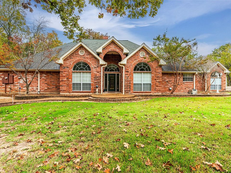 1st image of 305 Red Oak Ln