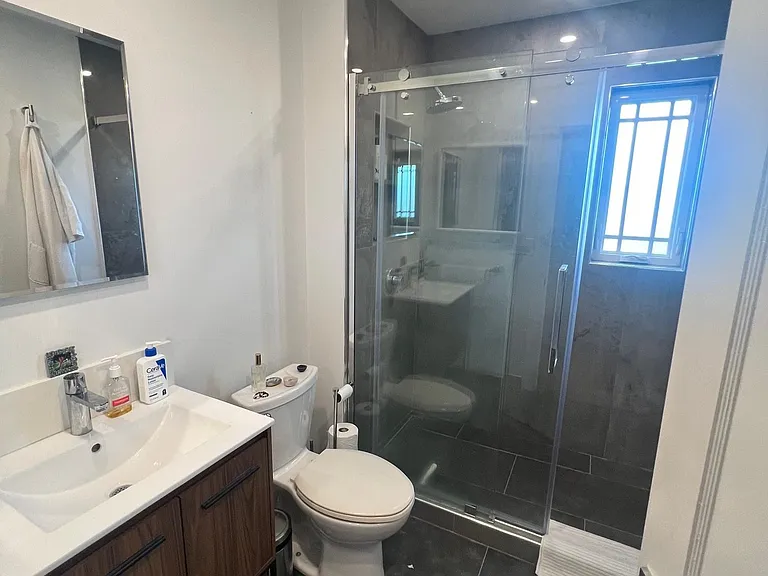1325 Hopkins St — Photo 2