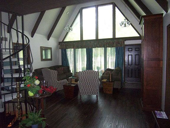2nd image of 619 S Poplar Hills Dr