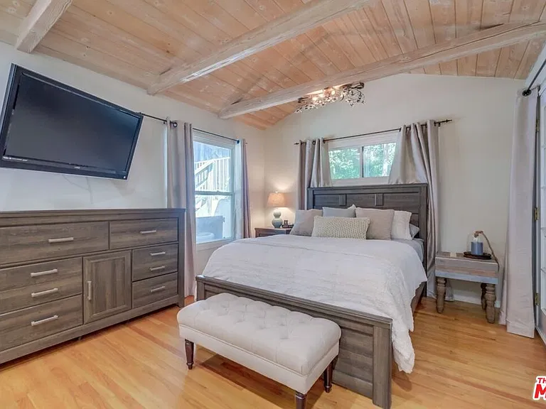 21447 Providencia St — Photo 47