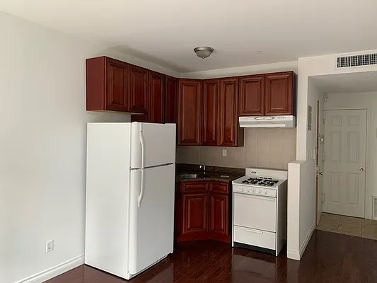 Rented by Salon Realty Corp | media 9