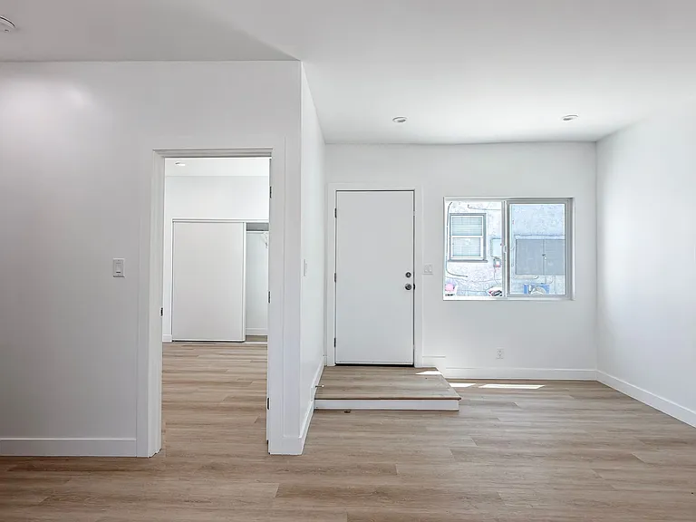 1001 E 5th St — Photo 20