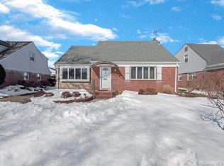 38 Leslie Lane, New Hyde Park, NY 11040