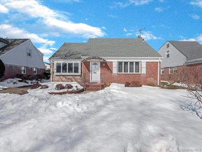 38 Leslie Lane, New Hyde Park, NY, 11040