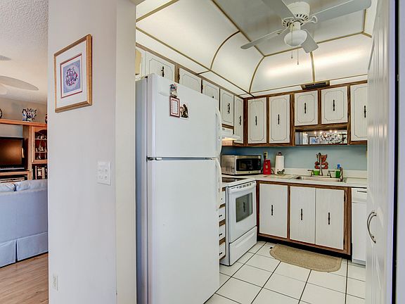 4th image of 576 Burgundy St #L