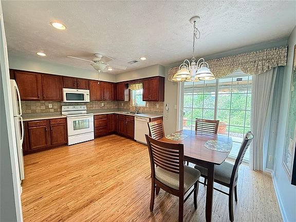 5th image of 411 Chestnut Ln
