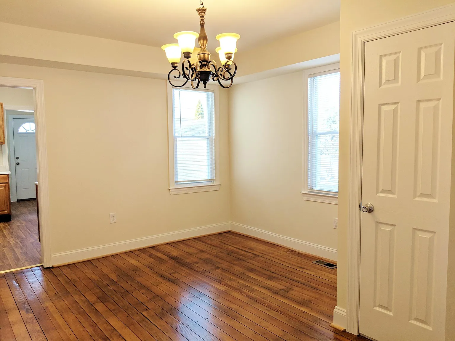 4 bed, 2.5 bath, 2500 sqft, $3,200 — Photo 4