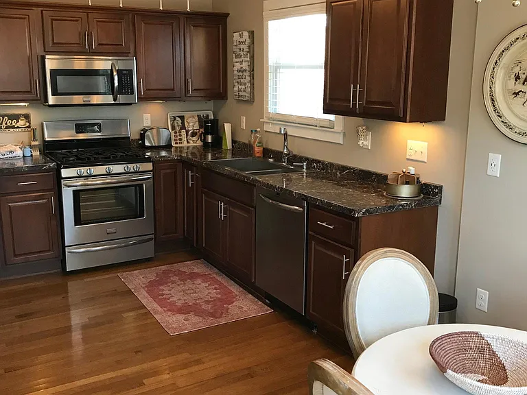 335 Thorn St #1 — Photo 2