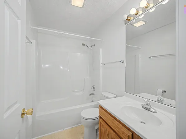 1204 Colonial Ave, Bloomington, IL 61701