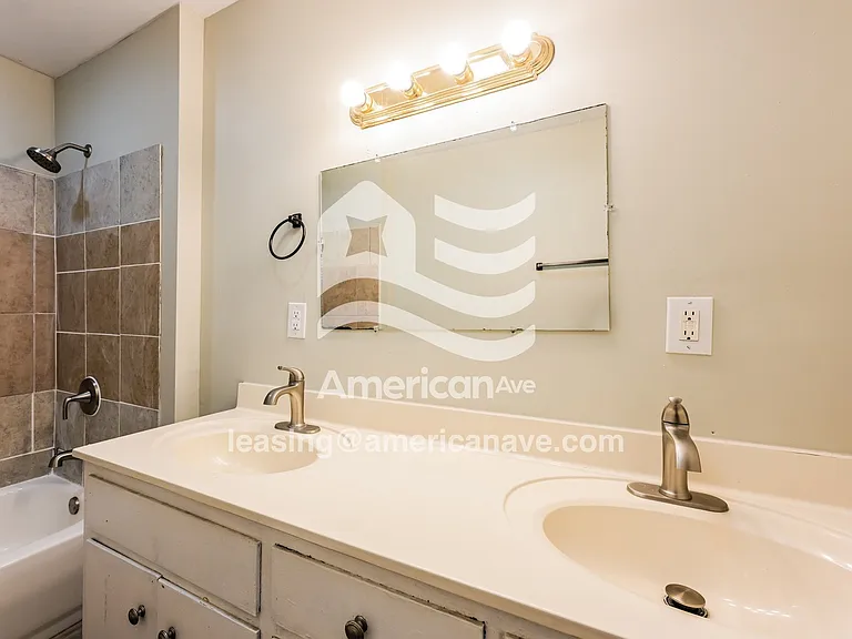 907997_011_bathroom_13.jpg